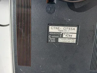 Teléfono antiguo beige con teclado numérico