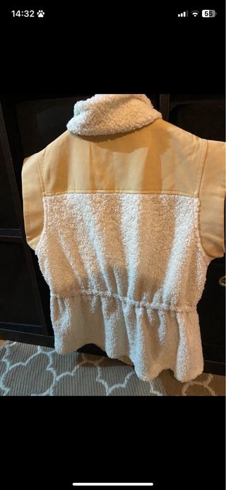 Colete bege e branco