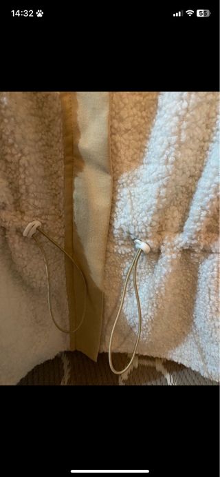 Colete bege e branco