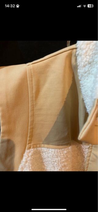 Colete bege e branco
