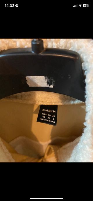 Colete bege e branco