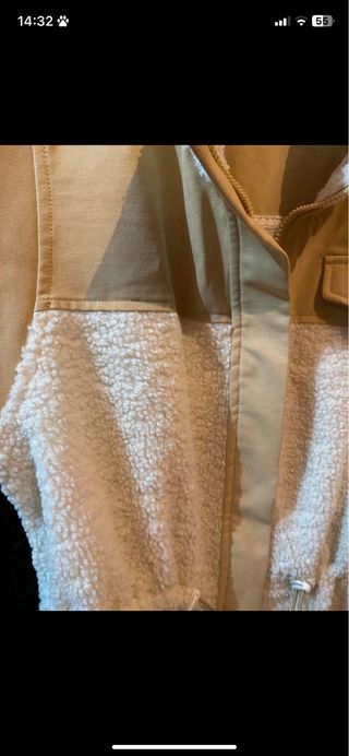 Colete bege e branco