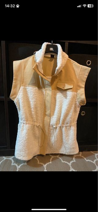 Colete bege e branco