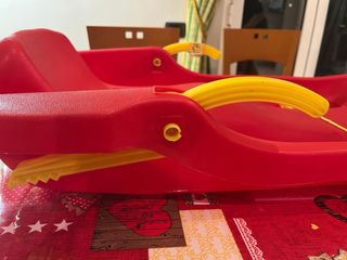 Bob rosso con maniglie gialle