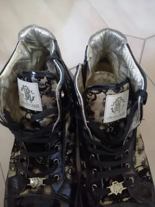 Zapatillas Roberto Cavalli negras y doradas