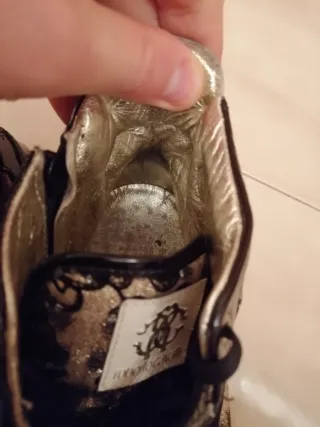 Zapatillas Roberto Cavalli negras y doradas