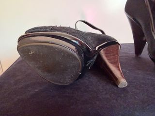 Sandalia pelo negro charol