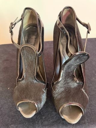 Sandalia pelo negro charol