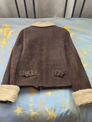 Chaqueta de cuero marrón con borreguito