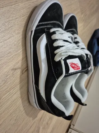 Zapatillas Vans Negras y Blancas