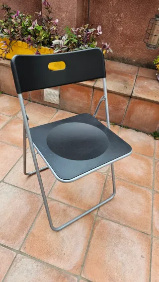 Silla plegable naranja de plástico