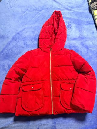 Chaqueta acolchada roja con capucha