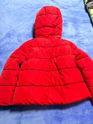 Chaqueta acolchada roja con capucha