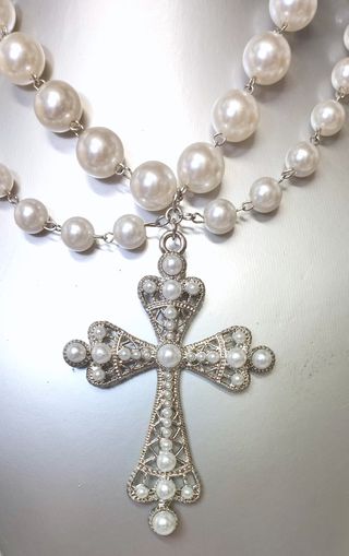 Bello collar perlas con cruz color plata, Nuevo