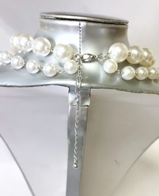 Bello collar perlas con cruz color plata, Nuevo