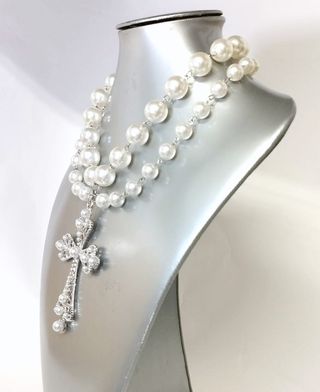 Bello collar perlas con cruz color plata, Nuevo