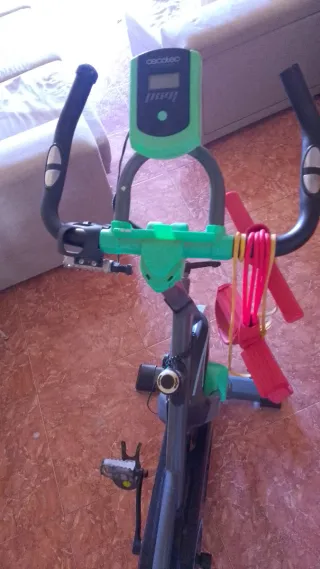 Bicicleta estática Cecotec con rueda, en perfecto