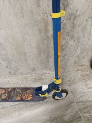 Patinete infantil azul y amarillo