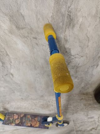 Patinete infantil azul y amarillo