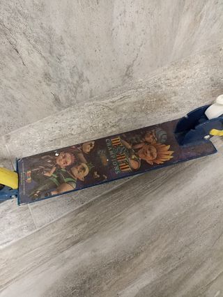 Patinete infantil azul y amarillo