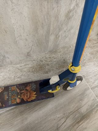 Patinete infantil azul y amarillo