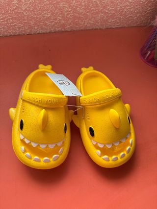 Ciabatte per Bambini con Design Squalo Gialle