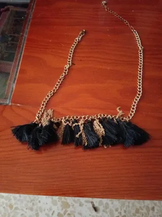 Collar dorado con borlas negras