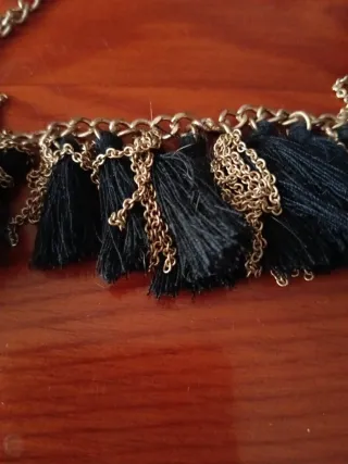 Collar dorado con borlas negras