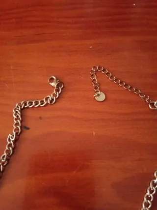 Collar dorado con borlas negras