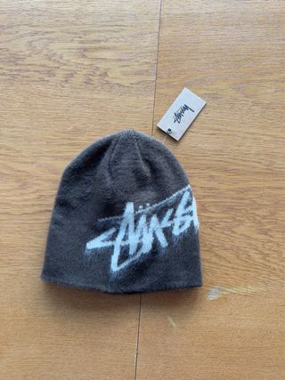 Gorro Stussy Marrón con Logo Blanco