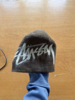 Gorro Stussy Marrón con Logo Blanco