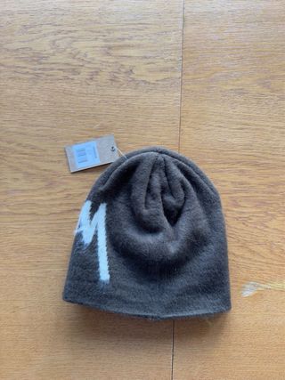 Gorro Stussy Marrón con Logo Blanco