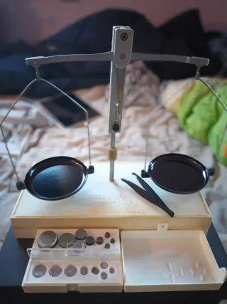 Balanza antigua con pesas y pinza sovietica.