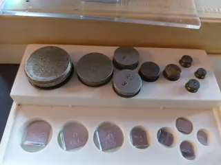 Balanza antigua con pesas y pinza sovietica.