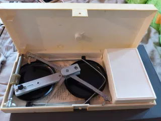 Balanza antigua con pesas y pinza sovietica.