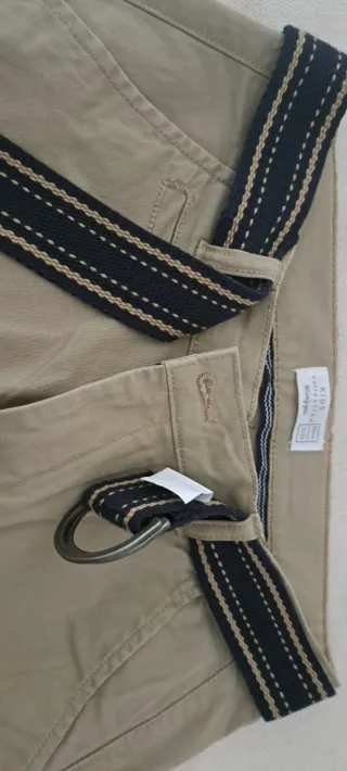 Pantalón chino beige con cinturón