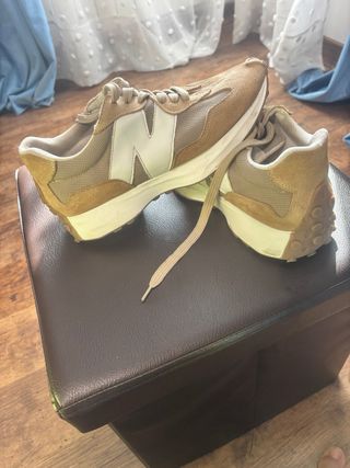 Zapatillas New Balance Beige y Blanco