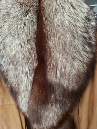 Cuello de piel marrón y plateado