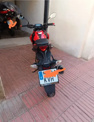 Suzuki GSXS 125 Roja y Negra