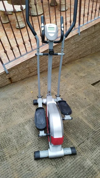 Bicicleta Elíptica Gris y Roja