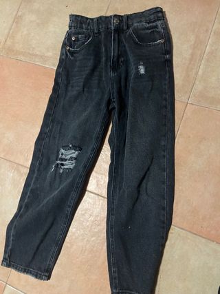 Pantalones vaqueros negros rotos