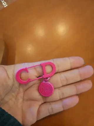 Pin Dior CD con charm rosa