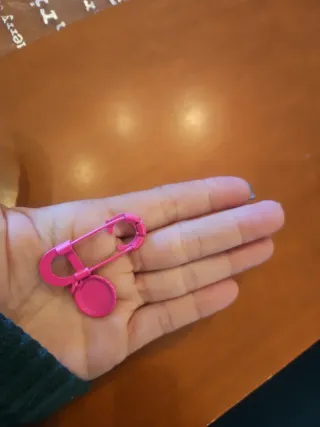 Pin Dior CD con charm rosa