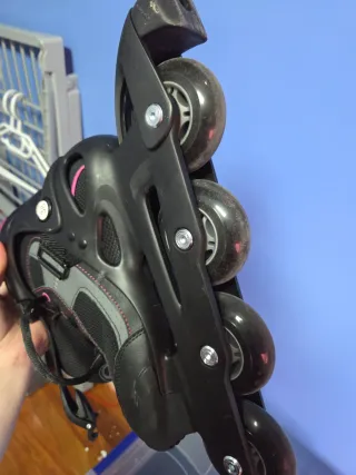 Patines en línea negros y rosas