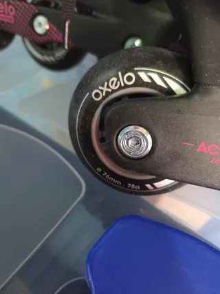 Patines en línea negros y rosas