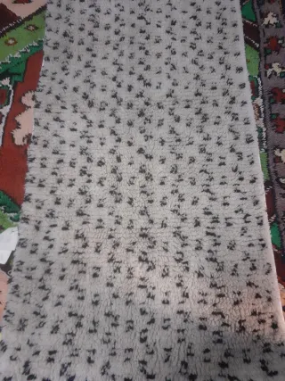 Alfombra de lana beige y negra