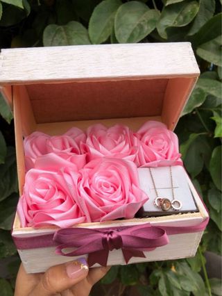Caja de regalo con rosas y collar