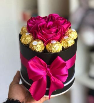 Caja de regalo con rosas y collar