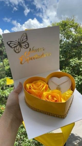Caja de regalo con rosas y collar