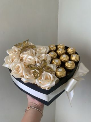 Caja de regalo con rosas y collar